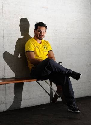 Sonntag 03.08.2014, Saison 2014 2015, 1. Bundesliga, Trainingslager, TL, BV Borussia Dortmund in Bad Ragaz, Ilkay Guendogan (BVB) sitzt auf einer Bank, Schatten an der Wand, Silhouette DeFodi01045007231