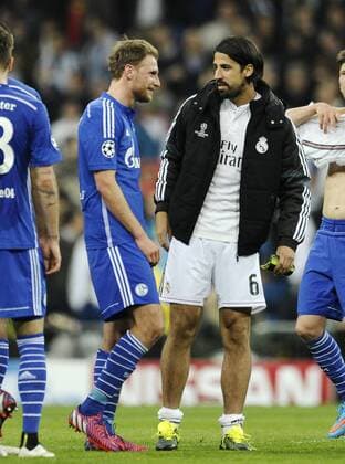 Estadio Santiago Bernabeu Madrid, Spanien, 10.3.2015, Fussball UEFA Champions League Saison 2014 2015 Achtelfinale Rückspiel, Real Madrid vs Schalke 04 ---- vielleicht bald Mannschaftskameraden? Benedikt Höwedes (Hoewedes, S04) und Sami Khedira (Madrid)