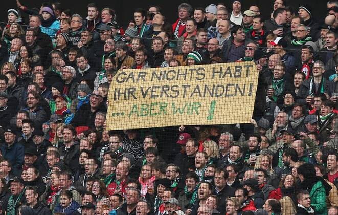07.03.2015, Hannover Fussball, Fußball, Bundesliga Saison 2014 - 2015, HDI Arena, 24. Spieltag, Hannover 96 Fankurve, Nordkurve, 96 Fans, Fanprotest gegen Praesident Martin Kind, Plakat, Banner, Spruchband