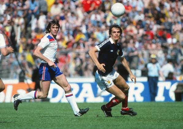 Football - 1980 British Home Championship - Scotland 0 England 2 Scotland s Joe Jordan and England s Dave Watson at Hampden Park, Glasgow. 24 05 1980 