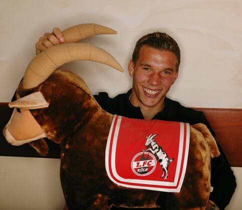 Lukas Podolski (1. FC Köln) mit Geisbock Hennes Plüschtier