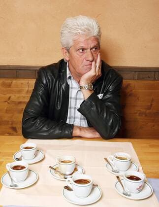 Trainer Werner Lorant (SpVgg Unterhaching) macht einen Espresso Test
