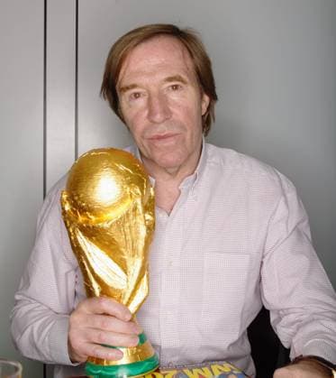 Günter Netzer - Weltmeister 1974 mit Deutschland - posiert mit dem WM Pokal