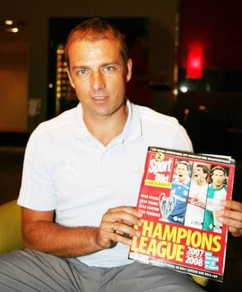 Co Trainer Hans-Dieter Flick (Deutschland) präsentiert das UEFA Champions League 2007 2008 Sonderheft