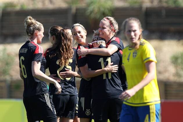 v.li.: Deutsche Spielerinnen mit Torjubel, celebrate the goal, goal celebration, Jubel über das Tor zum 0:1 durch Anja Mittag (Deutschland) Fussball, Algarve Cup 2015, Schweden - Deutschland, xfsx