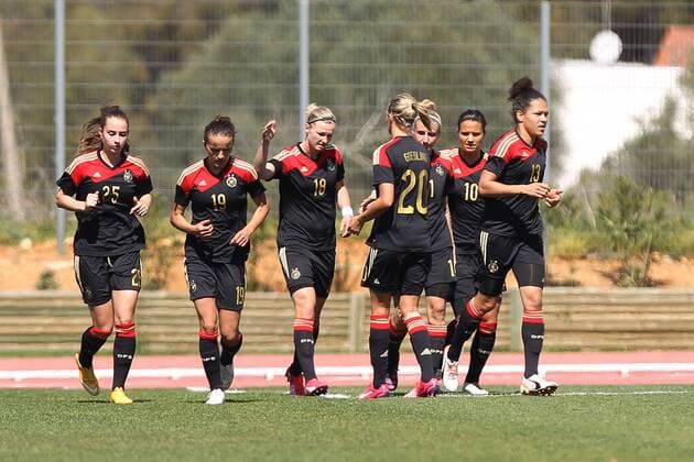 v.li.: Deutsche Spielerinnen mit Torjubel, celebrate the goal, goal celebration, Jubel über das Tor zum 0:2 durch Alexandra Popp (Deutschland) Fussball, Algarve Cup 2015, Schweden - Deutschland, xfsx