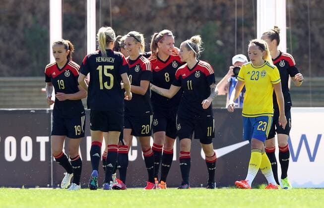 v.li.: Anja Mittag (Deutschland) mit Torjubel, celebrate the goal, goal celebration, Jubel über das Tor 0:1 Fussball, Algarve Cup 2015, Schweden - Deutschland, xmrx