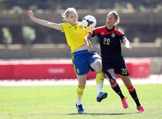 v.li.: Lisa Dahlkvist (Schweden) gegen Lena Goeßling (Deutschland) im Zweikampf, Duell, duel, tackle, Aktion, Action Fussball, Algarve Cup 2015, Schweden - Deutschland, xmrx