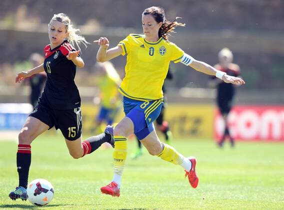 v.li.: Kathrin Hendrich (Deutschland) gegen Lotta Schelin (Schweden) im Zweikampf, Duell, duel, tackle, Aktion, Action Fussball, Algarve Cup 2015, Schweden - Deutschland, xmrx