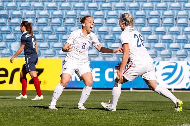 v.li.: Amy Rodriguez (USA), Julie Johnston (USA) mit Torjubel, celebrate the goal, goal celebration, Jubel über das Tor zum 1:0 Fussball, Algarve Cup 2015, USA - Frankreich, xfsx