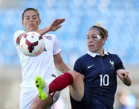 v.li.: Ali Krieger (USA) gegen Camille Abily (Frankreich) im Zweikampf, Duell, duel, tackle, Aktion, Action Fussball, Algarve Cup 2015, USA - Frankreich, xmrx
