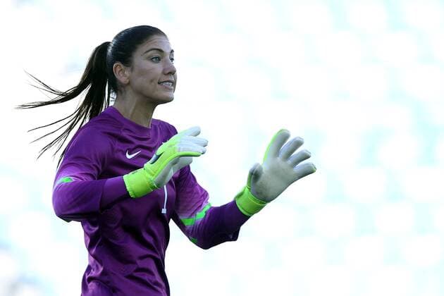 v.li.: Hope Solo (USA) gibt Anweisungen, gestikuliert, mit den Armen gestikulieren, gives instructions, gesticulate Fussball, Algarve Cup 2015, USA - Frankreich, xmrx