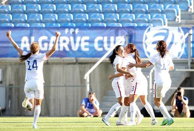v.li.: Nr 23 Christen Press (USA) mit Torjubel, celebrate the goal, goal celebration, Jubel über das Tor 2:0 Fussball, Algarve Cup 2015, USA - Frankreich, xmrx
