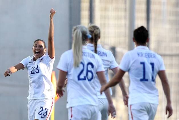 v.li.: Nr 23 Christen Press (USA) mit Torjubel, celebrate the goal, goal celebration, Jubel über das Tor 2:0 Fussball, Algarve Cup 2015, USA - Frankreich, xmrx