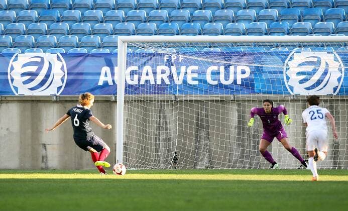 v.li.: Amandine Henry (Frankreich) vergibt einen Elfmeter, Strafstoß, penalty kick, Aktion, Action, Hope Solo (USA) pariert, Parade, Glanzparade, hält den Ball, reflex, brilliant save, Aktion, Action Fussball, Algarve Cup 2015, USA - Frankreich, xmrx