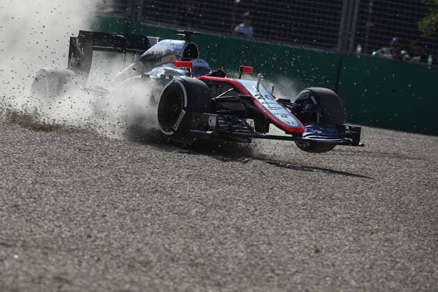 13.03.2015 - Free Practice 2, Crash, Kevin Magnussen (DEN) McLaren Honda MP4-30. Australian Grand Prix, Melbourne 2015 