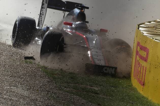 13.03.2015 - Free Practice 2, Crash, Kevin Magnussen (DEN) McLaren Honda MP4-30. Australian Grand Prix, Melbourne 2015 