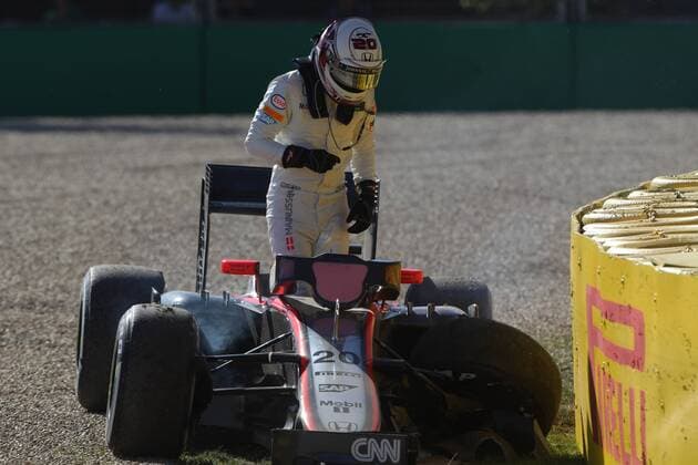 13.03.2015 - Free Practice 2, Crash, Kevin Magnussen (DEN) McLaren Honda MP4-30. Australian Grand Prix, Melbourne 2015 
