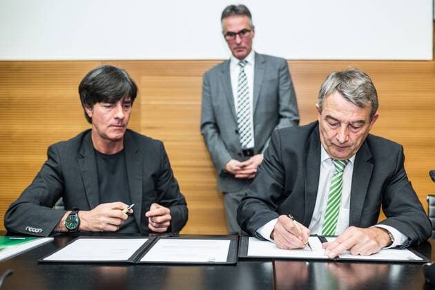 Bundestrainer Löw verlängert bis 2018 13.03.2015, DFB, Frankfurt, Bundestrainer Löw verlängert bis 2018 , Weltmeister-Trainer Löw (Loew) und der Deutsche Fußball-Bund (DFB) werden ihre erfolgreiche Zusammenarbeit über die EURO 2016 hinaus fortsetzen. Beide Seiten einigten sich auf eine vorzeitige Verlängerung der Verträge bis zum 31. Juli 2018.. im Bild, Joachim Loew; Wolfgang Niersbach; Helmut Sandrock bei der Vertragsunterzeichnung nphxKokenge