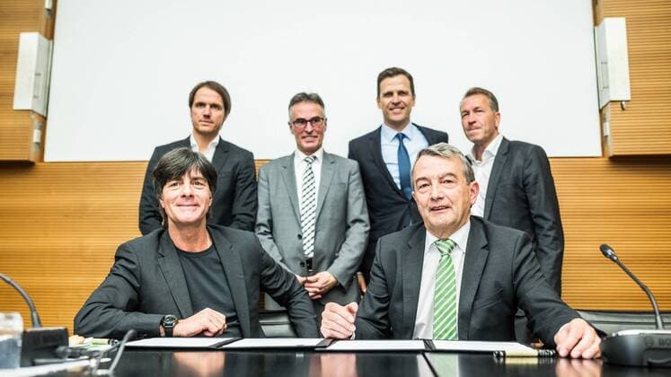 Bundestrainer Löw verlängert bis 2018 13.03.2015, DFB, Frankfurt, Bundestrainer Löw verlängert bis 2018 , Weltmeister-Trainer Löw (Loew) und der Deutsche Fußball-Bund (DFB) werden ihre erfolgreiche Zusammenarbeit über die EURO 2016 hinaus fortsetzen. Beide Seiten einigten sich auf eine vorzeitige Verlängerung der Verträge bis zum 31. Juli 2018. Neben Löw erhalten für diesen Zeitraum auch Assistenztrainer Thomas Schneider und Torwarttrainer Andreas Köpke neue Verträge im Bild, Joachim Loew; Wolfgang Niersbach; Thomas Schneider; Helmut Sandrock; Oliver Bierhoff; Andreas Koepke nphxKokenge