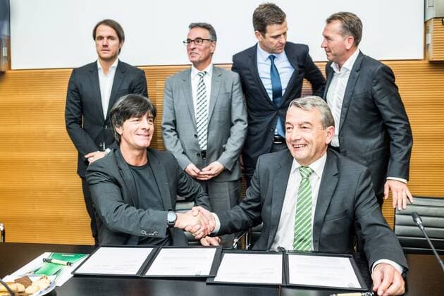 Bundestrainer Löw verlängert bis 2018 13.03.2015, DFB, Frankfurt, Bundestrainer Löw verlängert bis 2018 , Weltmeister-Trainer Löw (Loew) und der Deutsche Fußball-Bund (DFB) werden ihre erfolgreiche Zusammenarbeit über die EURO 2016 hinaus fortsetzen. Beide Seiten einigten sich auf eine vorzeitige Verlängerung der Verträge bis zum 31. Juli 2018. Neben Löw erhalten für diesen Zeitraum auch Assistenztrainer Thomas Schneider und Torwarttrainer Andreas Köpke neue Verträge im Bild, Joachim Loew; Wolfgang Niersbach; Thomas Schneider; Helmut Sandrock; Oliver Bierhoff; Andreas Koepke nphxKokenge