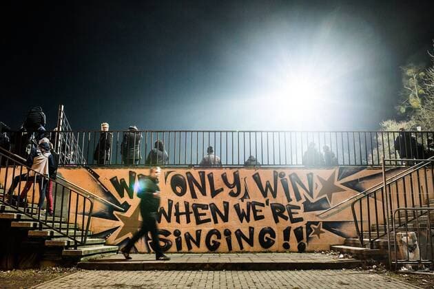 Potsdam, Deutschland, 13.03.2015: Fußball NOFV Regionalliga Nordost Saison 2014 2015 - SV Babelsberg 03 - Budissa Bautzen. Babelsberger Fans im Karl-Liebknecht-Stadion bei Flutlicht