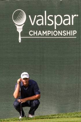 3 13 2015 - Palm Harbor FL, USA - Michael Putnam reading the green on the 18th hole at the Innisbrook Resort (Copperhead) in Palm Harbor FL. DelMecum Cal Media PGA Golf Herren Golf 2015: Valspar Championship Round 2 MARCH 13 - ZUMAc04_