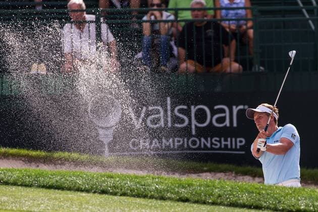 3 13 2015 - Palm Harbor FL, USA - Jim Furyk with a shot out of the bunker the rolls into the 17th green hole at the Innisbrook Resort (Copperhead) in Palm Harbor FL. DelMecum Cal Media PGA Golf Herren Golf 2015: Valspar Championship Round 2 MARCH 13 - ZUMAc04_