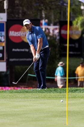 3 13 2015 - Palm Harbor FL, USA - Alex Cejka chips onto the 17th hole at the Innisbrook Resort (Copperhead) in Palm Harbor FL. DelMecum Cal Media PGA Golf Herren Golf 2015: Valspar Championship Round 2 MARCH 13 - ZUMAc04_