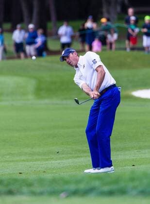 3 14 2015 - Palm Harbor FL, USA - Matt Kuchar chips onto the green of the 1st hole at the Innisbrook Resort (Copperhead) in Palm Harbor FL. DelMecum Cal Media PGA Golf Herren Golf 2015: Valspar Championship Round 3 MARCH 14 - ZUMAc04_