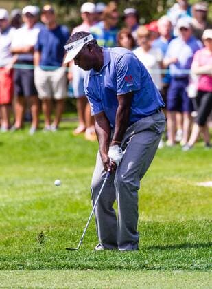 3 14 2015 - Palm Harbor FL, USA - Vijay Singh with a chip shot onto the green of the 1st hole at the Innisbrook Resort (Copperhead) in Palm Harbor FL. DelMecum Cal Media PGA Golf Herren Golf 2015: Valspar Championship Round 3 MARCH 14 - ZUMAc04_