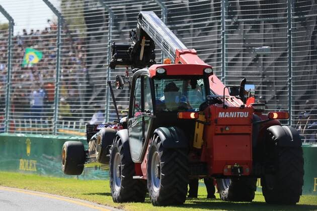 15.03.2015. Melbourne, Australia. F1 Grand Prix of Australia, race day at the Albert Park street circuit. Pastor Maldonado of Lotus F1 Team retires on the 1st lap of the race and car is lifted from the circuit xLeannexBoonx  ActionPlus11605147