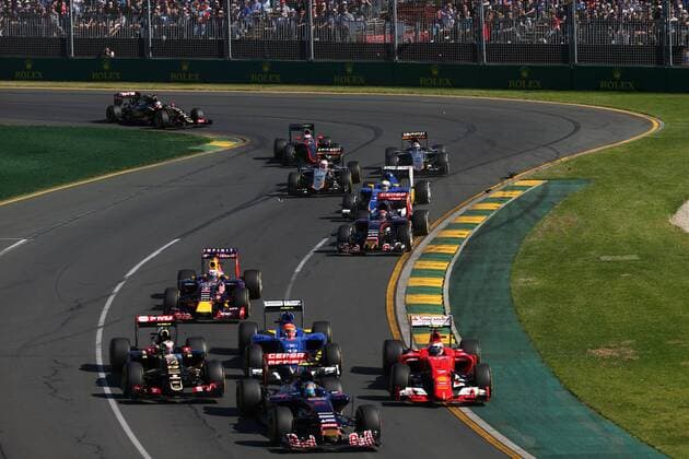 15.03.2015 - Race, Start of the race, Carlos Sainz Jr (ESP) Scuderia Toro Rosso STR10 and Kimi Raikkonen (FIN) Scuderia Ferrari SF15-T Australian Grand Prix, Melbourne 12 - 15 March 2015 