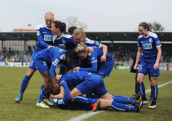 Jubel nach dem Tor zum 2-0: Die Spielerinnen von Potsdam feiern mit der Torschuetzin Natasa ANDONOVA (liegt am Boden) den Treffer. Fussball Frauen 1.Bundesliga - Saison 2014 2015, 17.Spieltag: 1.FFC Turbine Potsdam - VfL Wolfsburg in Potsdam, Deutschland am 15.03.2015,