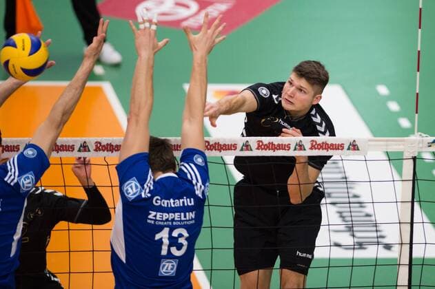 15.03.2015, ZF Arena, Friedrichshafen Volleyball, Bundesliga Maenner, VfB Friedrichshafen vs. CV Mitteldeutschland Block Adrian Gontariu ( 13 Friedrichshafen) - Angriff Ruben Schott ( 7 Mitteldeutschland)