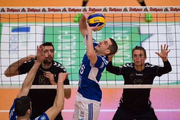 15.03.2015, ZF Arena, Friedrichshafen Volleyball, Bundesliga Maenner, VfB Friedrichshafen vs. CV Mitteldeutschland Maximilliano Gauna ( 2 Friedrichshafen), Zuspiel Benjamin Toniutti ( 16 Friedrichshafen) - Artur Augustyn ( 18 Mitteldeutschland), Phillip Trenkler ( 12 Mitteldeutschland)