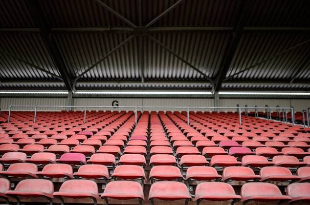 Fußball, Stadiongeschichte 1. FSV Mainz 05 Impressionen aus dem alten Bruchwegstadion, Heimstätte der zweiten Mannschaft des FSV Mainz 05: Blick auf die alte Sitztribüne.