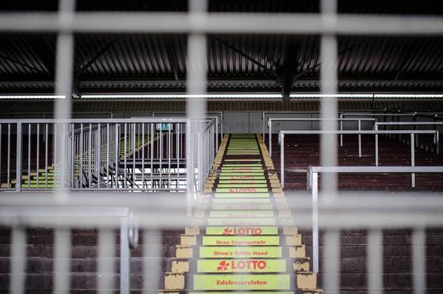 Fußball, Stadiongeschichte 1. FSV Mainz 05 Impressionen aus dem alten Bruchwegstadion, Heimstätte der zweiten Mannschaft des FSV Mainz 05: Blick auf die alte Stehtribüne.
