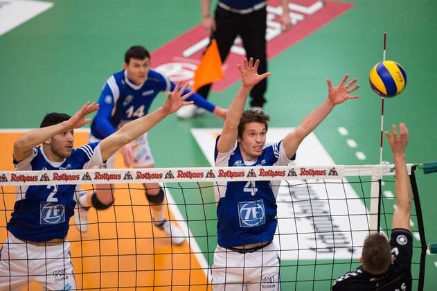 15.03.2015, ZF Arena, Friedrichshafen Volleyball, Bundesliga Maenner, Play-offs Viertelfinale, VfB Friedrichshafen vs. CV Mitteldeutschland Block Doppelblock Maximilliano Gauna ( 2 Friedrichshafen), Maarten van Garderen ( 4 Friedrichshafen) - Angriff Jan Krol ( 6 Mitteldeutschland)