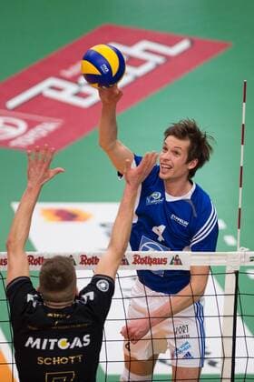 15.03.2015, ZF Arena, Friedrichshafen Volleyball, Bundesliga Maenner, Play-offs Viertelfinale, VfB Friedrichshafen vs. CV Mitteldeutschland Block Ruben Schott ( 7 Mitteldeutschland) - Angriff Maarten van Garderen ( 4 Friedrichshafen)
