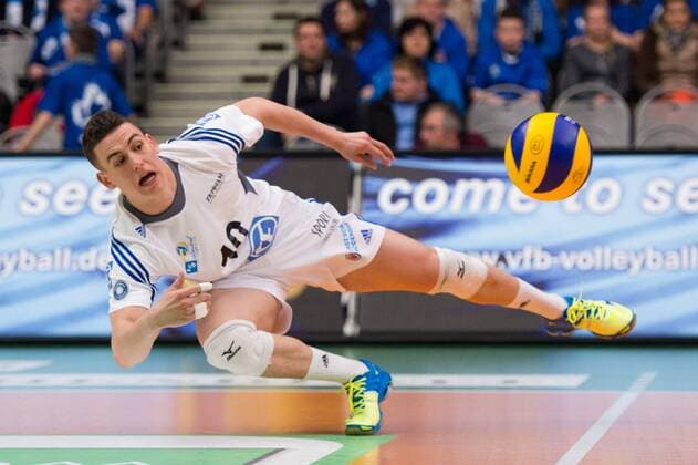 15.03.2015, ZF Arena, Friedrichshafen Volleyball, Bundesliga Maenner, Play-offs Viertelfinale, VfB Friedrichshafen vs. CV Mitteldeutschland Abwehr Jenia Grebennikov ( 10 Friedrichshafen) Libero