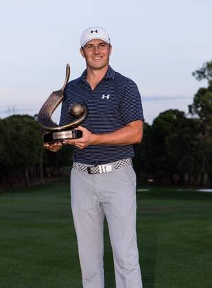 3 15 2015 - Palm Harbor FL, USA - Jordan Spieth with his Valspar Championship Trophy after winning on the 17th hole after a 3 way playoff at the Innisbrook Resort (Copperhead) in Palm Harbor FL. DelMecum Cal Media PGA Golf Herren Golf 2015: Valspar Championship FINAL Round MARCH 15 - ZUMAc04_