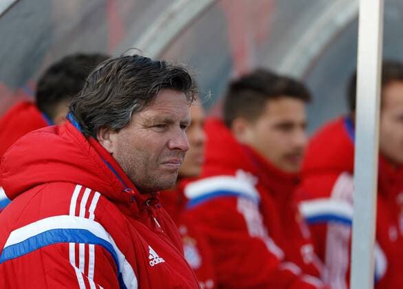 Michael Tarnat (Jugendkoordinator FC Bayern München), sitzt nachdenklich auf der Trainerbank, FC Augsburg II vs. FC Bayern München II, Fussball, Männer, Regionalliga Bayern, 24. Spieltag, 15.03.2015,