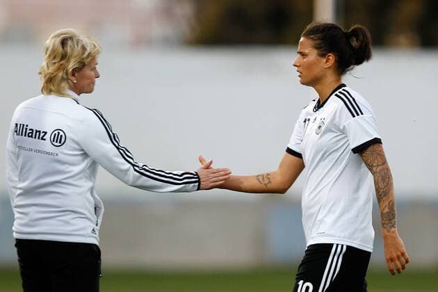 v.li.: Bundestrainerin Silvia Neid (Deutschland) klatscht mit Dzsenifer Marozsan (Deutschland) ab. Fussball, Algarve Cup 2015, Deutschland - Schweden, xfsx