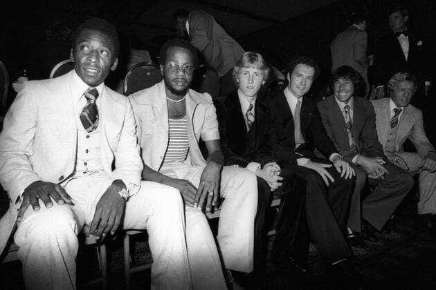 li.: Pele, 3.v.re.: Franz Beckenbauer (beide New York Cosmos), 2.v.re.: Gordon Banks (Fort Lauderdale Strikers)