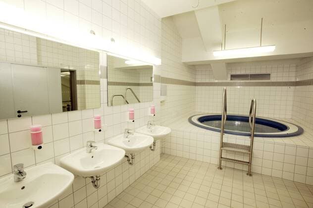 Frankenstadion - Heimspielstätte des 1. FC Nürnberg - Sanitärbereich mit dem Eiswasserbecken