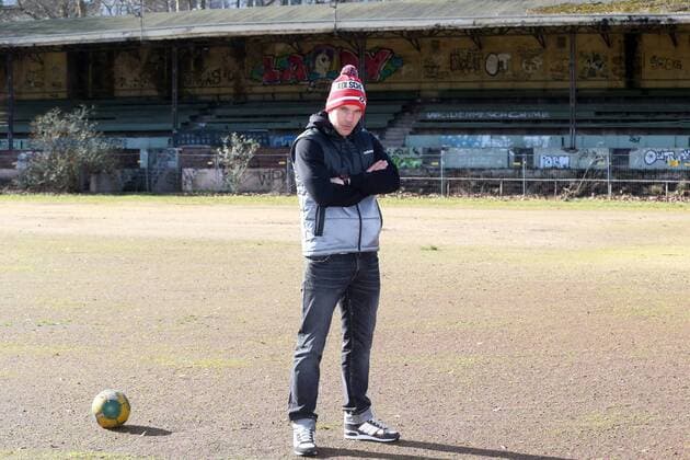 Lukas Podolski auf der ältesten Tribüne Deutschlands im Weidenpescher Park (Baujahr 1920) VFL Köln 99 Foto: 23.02.2014