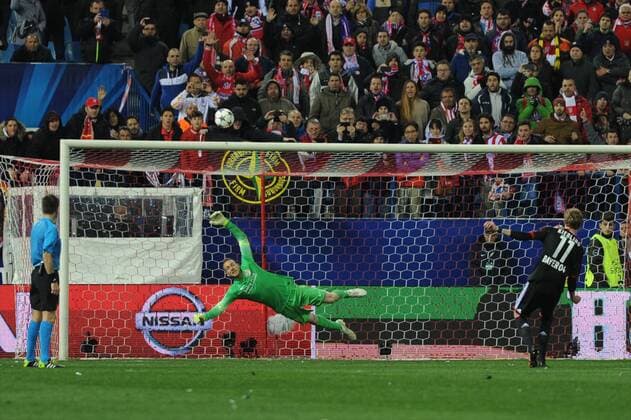 Atletico de Madrid Goalkeeper, Jan Oblak - OBLAK, number 13 . Bayer 04 Leverkusen Forward, Stefan Kießling - Stefan Kießling, number 11. Round ROUND 16 of the CHAMPIONS league soccer match between Atletico de Madrid - Bayer 04 Leverkusen at the Vicente Calderon estadium Madrid - Spain by March 17 2015. 