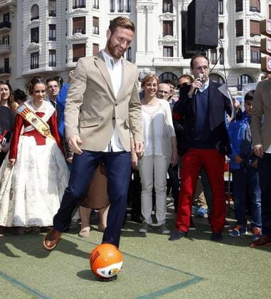 Aktuell Fussball, Shkodran Mustafi beim Kulturfestival Fallas in Valencia Shkodran Mustafi GER Valencia FC visit the Fallas. xJOSExANTONIOxSANZx 