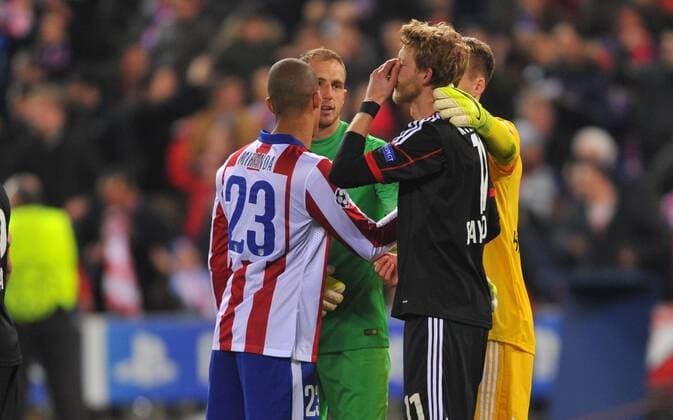 17.03.2015, xcox, Fussball UEFA Champions League, Atletico Madrid - Bayer 04 Leverkusen, v.l. Leverkusen players console their mate Stefan Kiessling (Bayer 04 Leverkusen)